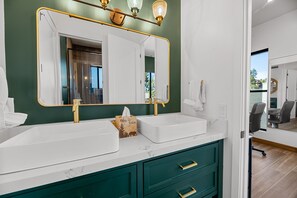 Sèche-cheveux, serviettes fournies, savon, shampoing