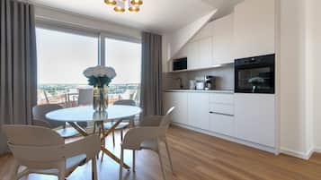Appartement Luxe, terrasse, vue ville | Rideaux occultants, chambres insonorisées, fer et planche à repasser