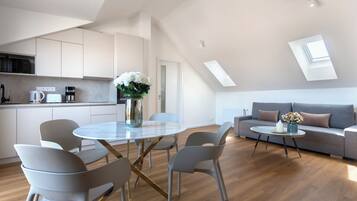 Apartamento de lujo, terraza, vistas a la ciudad | Cocina privada | Frigorífico pequeño, microondas, placa de cocina y lavavajillas