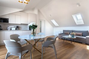 Lyxlägenhet - terrass - utsikt mot staden | Eget kök | Minikylskåp, mikrovågsugn, spishäll och diskmaskin