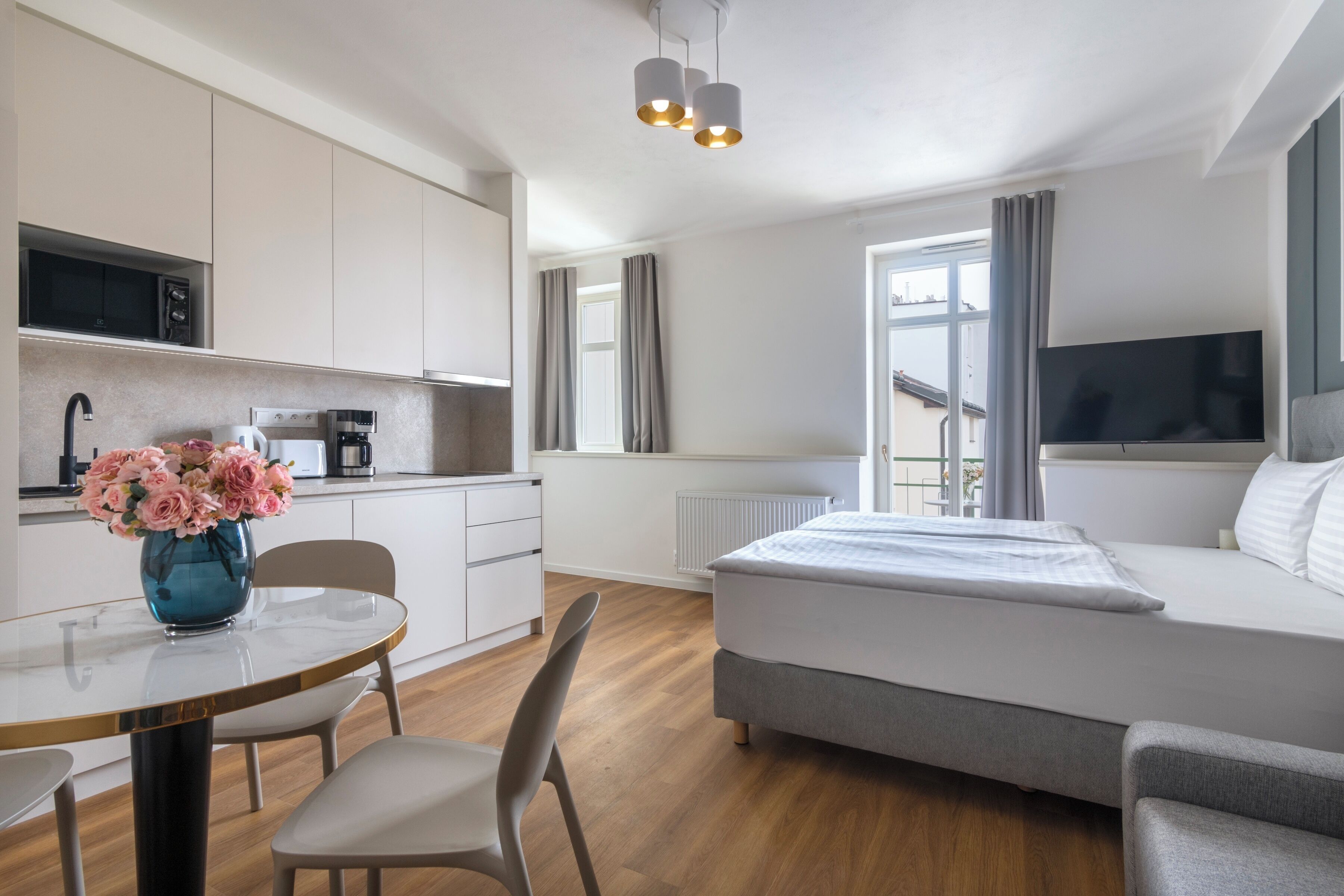 Executive Studio, Balcony, Courtyard View | Langsir/tirai gelap terus, kalis bunyi, seterika/papan seterika 