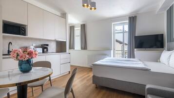 Estudio ejecutivo, balcón, vistas al patio | 1 dormitorio, cortinas opacas, sistema de insonorización