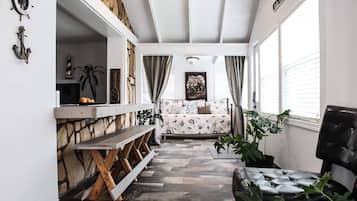 Una Smart TV, un reproductor de DVD, libros