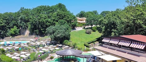 Ein Resort mit Swimmingpool, Liegestühlen und einem Pavillon.