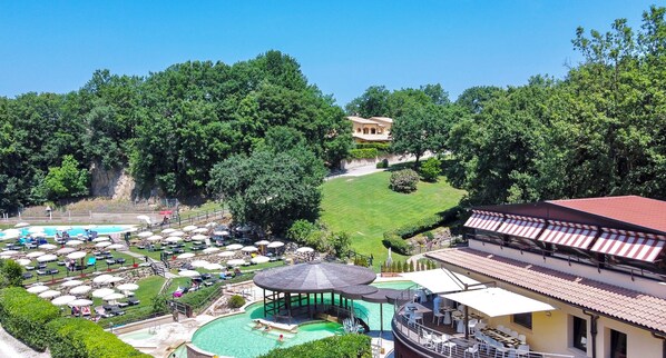Ein Resort mit Swimmingpool, Liegestühlen und einem Pavillon.