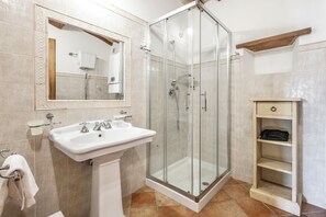 Shower, rainfall showerhead, hair dryer, bidet - Residence with thermal pools in Sorano (Sorano)