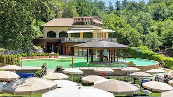 Piscine extérieure (ouverte en saison), parasols de plage