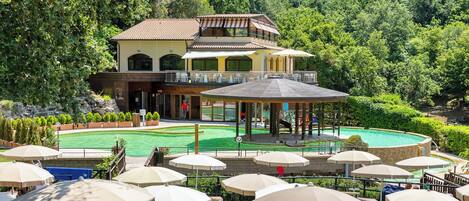 حمّام سباحة خارجي موسمي، مظلات على حمّام السباحة، مقاعد للتشمس