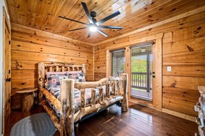 4 bedrooms, desk, WiFi, bed sheets - The Liberty Cabin: 4BR w/Hot Tub*Fireplace*Game Room*Sauna*Views (Sevierville)