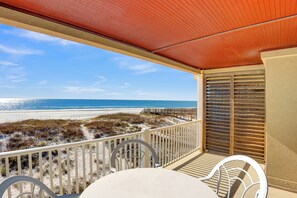 Outdoor dining - Gulf Front Beach House | Gulf Shores | Liquid Life (Gulf Shores)
