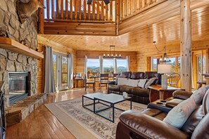 Smart TV, fireplace - New Listing! Hot Tub, Game Room, Fireplace, Jacuzzi, Free Attractions (Sevierville)