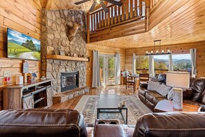 Smart TV, fireplace - New Listing! Hot Tub, Game Room, Fireplace, Jacuzzi, Free Attractions (Sevierville)