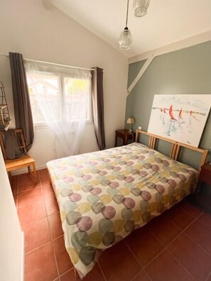 4 bedrooms, iron/ironing board, free WiFi, bed sheets