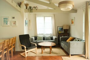 Televisie, een dvd-speler en boeken