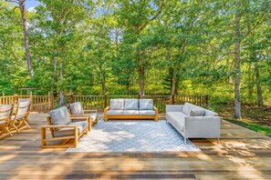 Property grounds - Vineyard Haven House: Beach, Fire Pit & Garden View (Tisbury)