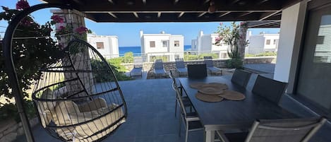 Villa, 2 Bedrooms, Balcony, Garden View | Living area