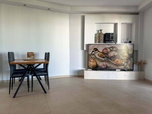 Villa, 2 Bedrooms, Balcony, Garden View | Dining