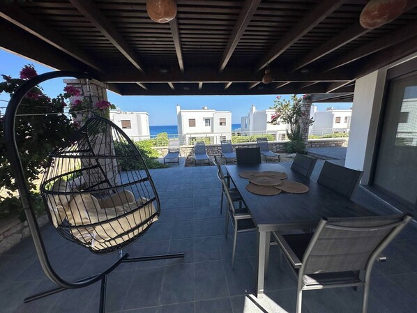 Villa, 2 camere da letto, balcone, vista giardino | Area soggiorno