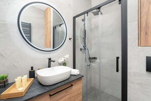 Dusche, Haartrockner, Handtücher, Shampoo