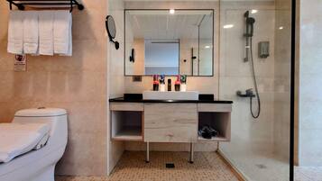 Classic Quadruple Room, City View | Bathroom | Shower, hair dryer, towels, shampoo