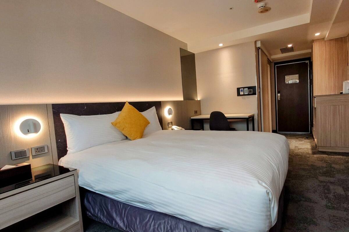 Escritorio, espacio para trabajar con un portátil, cortinas opacas