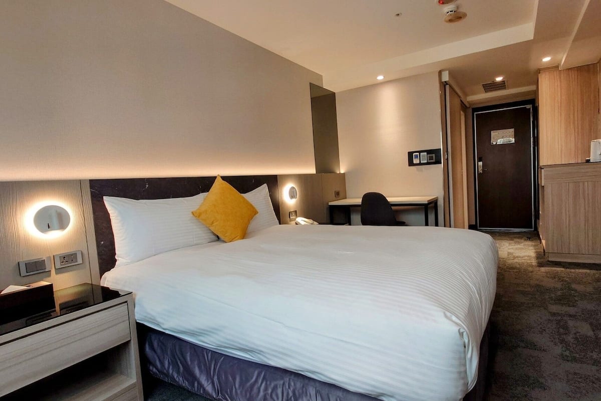 Escritorio, espacio para trabajar con laptop y cortinas blackout