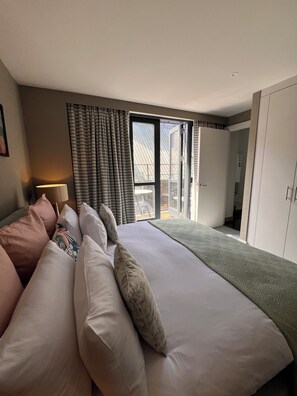 2 quartos, ferros/tábuas de passar roupa, Wi-Fi, roupa de cama