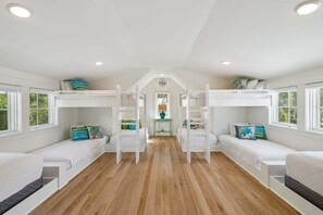 6 bedrooms, desk, iron/ironing board, travel cot