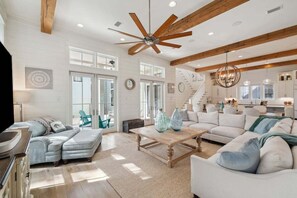 تلفزيون ذكي، تنس طاولة، كُتُب، مكتب