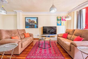 Family Apartment, City View | Living area | 50-inch LCD TV with cable channels - Solaga - Emma (Málaga)