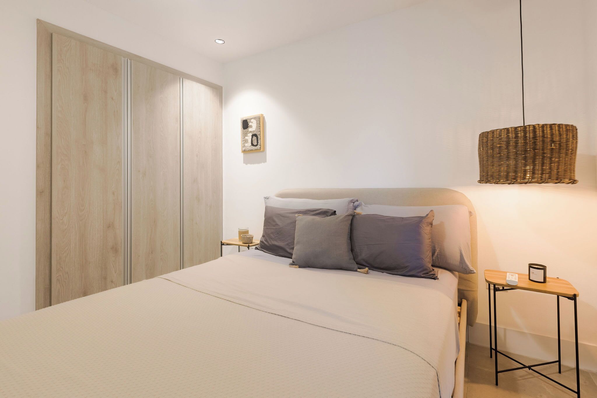2 bedrooms, desk, WiFi, bed sheets