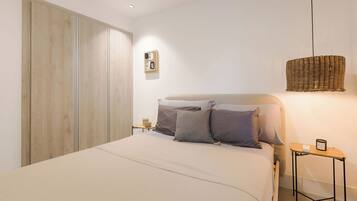 2 bedrooms, desk, WiFi, bed sheets