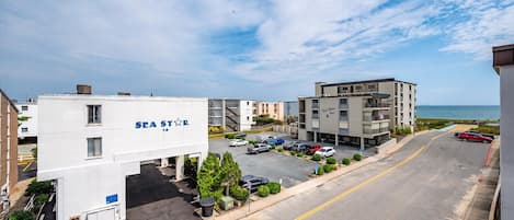 Un hôtel situé sur la côte, doté d’un parking, d’un bâtiment portant l’inscription « SEA STAR 14 » et offrant une vue sur l’océan.