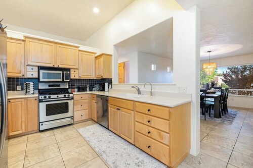 The Andanté - hot tub & spectacular backyard oasis