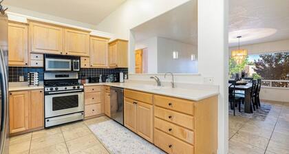 The Andanté - hot tub & spectacular backyard oasis