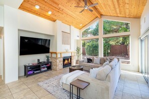 TV, fireplace, offices - The Andanté - hot tub & spectacular backyard oasis (Sedona)