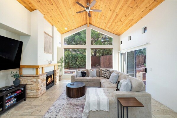TV, fireplace, offices - The Andanté - hot tub & spectacular backyard oasis (Sedona)