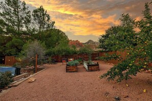 Property grounds - The Andanté - hot tub & spectacular backyard oasis (Sedona)