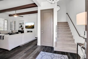 Smart TV, fireplace