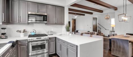 Refrigerador, microondas, horno y parrilla de estufa