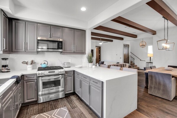 Kühlschrank, Mikrowelle, Ofen, Herdplatte