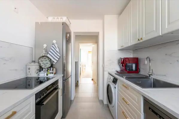 Appartement | Cuisine privée | Réfrigérateur, micro-ondes, four, bouilloire électrique