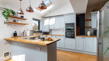 Jääkaappi, mikroaaltouuni, uuni, liesi