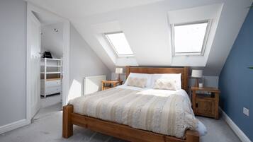 4 makuuhuonetta, silitysrauta/-lauta, vauvan matkasänky, ilmainen Wi-Fi