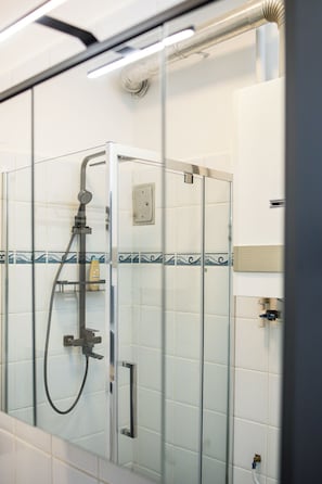 Deluxe Apartment | Bathroom | Shower, free toiletries, hair dryer, towels - Venus Apartments - Oktogon II (Budapest)