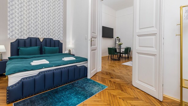 Une chambre d’hôtel avec un lit, un bureau et une télévision.