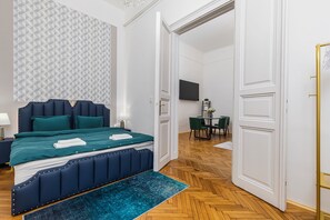 Lägenhet Deluxe | 2 sovrum, individuell inredning, unika möbler och mörkläggningsgardiner
