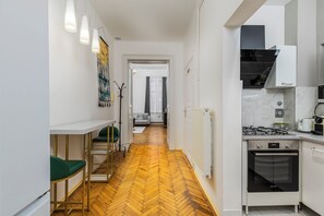 デラックス アパートメント | 専用キッチン | 大型冷蔵庫、電子レンジ、オーブン 、コンロ