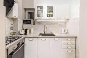 Deluxe Apartment | Private kitchen | Full-size fridge, microwave, oven, stovetop - Venus Apartments - Oktogon II (Budapest)
