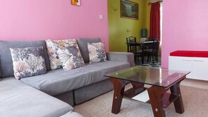 Familienapartment, Balkon, Poolblick | Wohnbereich | Smart-TV